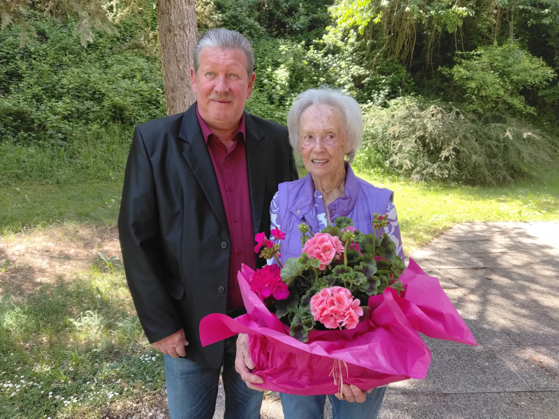 Ortsvorsitzender Erich Deingruber gratulierte Frieda Fussthaler zum 90. Geburtstag.